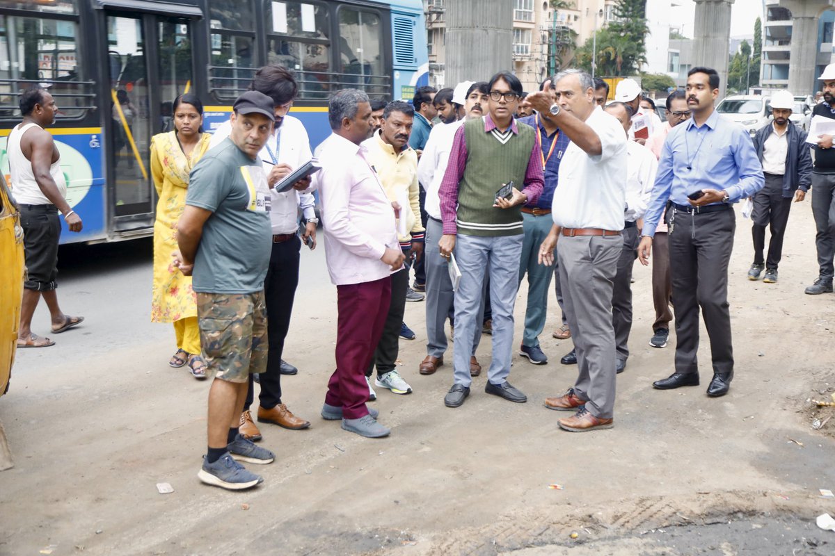 Today early morning inspected the footpaths from Dairy Circle to IIMB in #South Zone and directed officials to reduce the height and widen the footpaths to make them more pedestrian-friendly.  Also instructed the cleaning of shoulder drains to ensure smooth flow of rainwater.