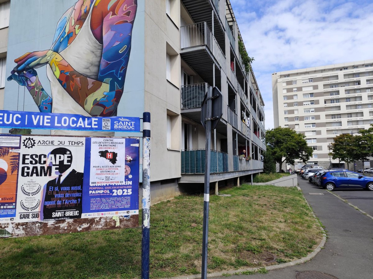 Les militants de la Gauche Independantiste font le tour des quartiers populaires de #SaintBrieuc pour faire connaître la campagne pour u' Établissement Public de Santé Régional afin de lutter contre les déserts médicaux en #Bretagne, soutenez l'initiative: petitions.senat.fr/initiatives/i-…