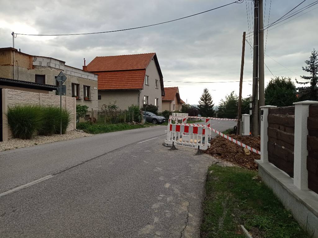 zelenavlna's tweet image. #CESTARI V Kanianke na Lazianskej ceste budujú prípojku, prejdete striedavo. FOTO: FB