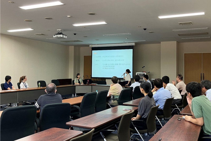 TUFS_PR's tweet image. 【TOPIC】2024年度末~2025年度上半期に事務職員海外研修に参加した職員3名の学内報告会を開催しました。国際会議や交流校訪問を通じて得た学びが共有され、業務の視野を広げる貴重な機会となりました。
tufs.ac.jp/NEWS/trend/250…