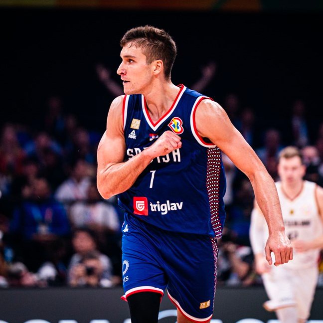 EurohoopsTR's tweet image. 💬 Bogdan Bogdanovic, Sırp kamuoyundaki altın madalya beklentisine dair:

&quot;Basketbola başladığımızdan beri üzerimizde baskı var. Bu, alışmayı öğrendiğimiz bir şey. Tabii ki hedeflerimiz var, o şampiyonluğu kazanmak istiyoruz. Ancak bunun garantisi yok.&quot;