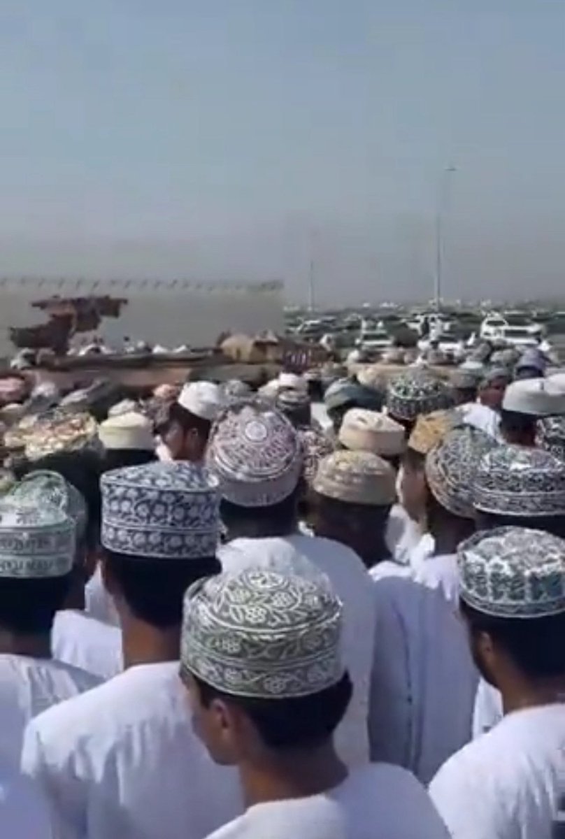 بلد نفطي بثروات بالمليارات، وشبابه يركضون خلف وظيفة لا تسد رمقًا!
أكثر من 20 ألف باحث عن عمل، والمسؤولون غارقون في التصريحات واللجان الوهمية!
كفى كذبًا، كفى وعودًا!
أنتم سبب هذه الإهانة الجماعية لجيل كامل.
نريد وظائف لا خطبًا. نريد عدالة لا واسطة.
تفتقر إلى إدارة ملف الباحثين