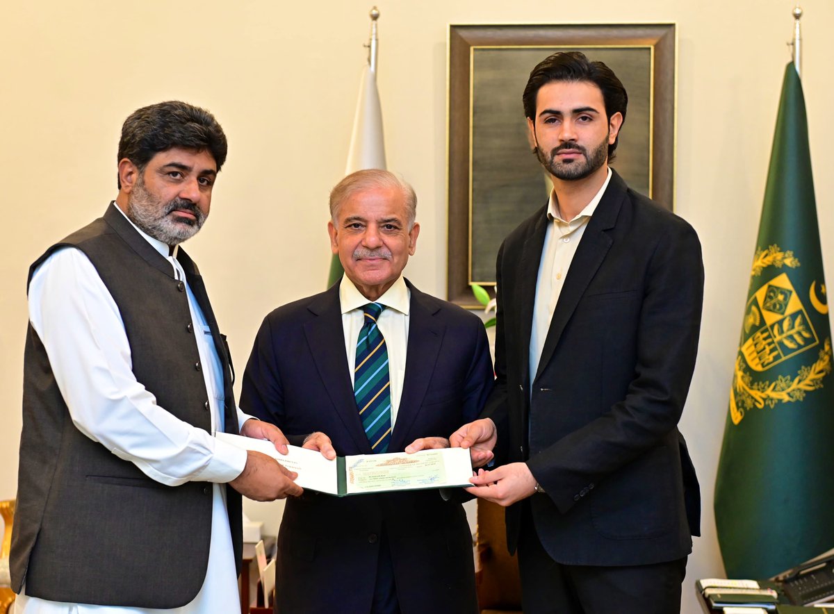 Hassan Malik (@itshassanmalik) on Twitter photo As promised by Prime Minister Shehbaz Sharif (<a href="/CMShehbaz/">Shehbaz Sharif</a>) & reaffirmed by Federal Minister for Information Attaullah Tarar (<a href="/TararAttaullah/">Attaullah Tarar</a>), father of MMA fighter Shahzaib Rind (<a href="/RindhShahzaib/">Shahzaib “KING” Rind</a>), Mr. Khair Muhammad, has received a cheque of Rs. 5 million. As promised by Prime Minister Shehbaz Sharif (<a href="/CMShehbaz/">Shehbaz Sharif</a>) & reaffirmed by Federal Minister for Information Attaullah Tarar (<a href="/TararAttaullah/">Attaullah Tarar</a>), father of MMA fighter Shahzaib Rind (<a href="/RindhShahzaib/">Shahzaib “KING” Rind</a>), Mr. Khair Muhammad, has received a cheque of Rs. 5 million.