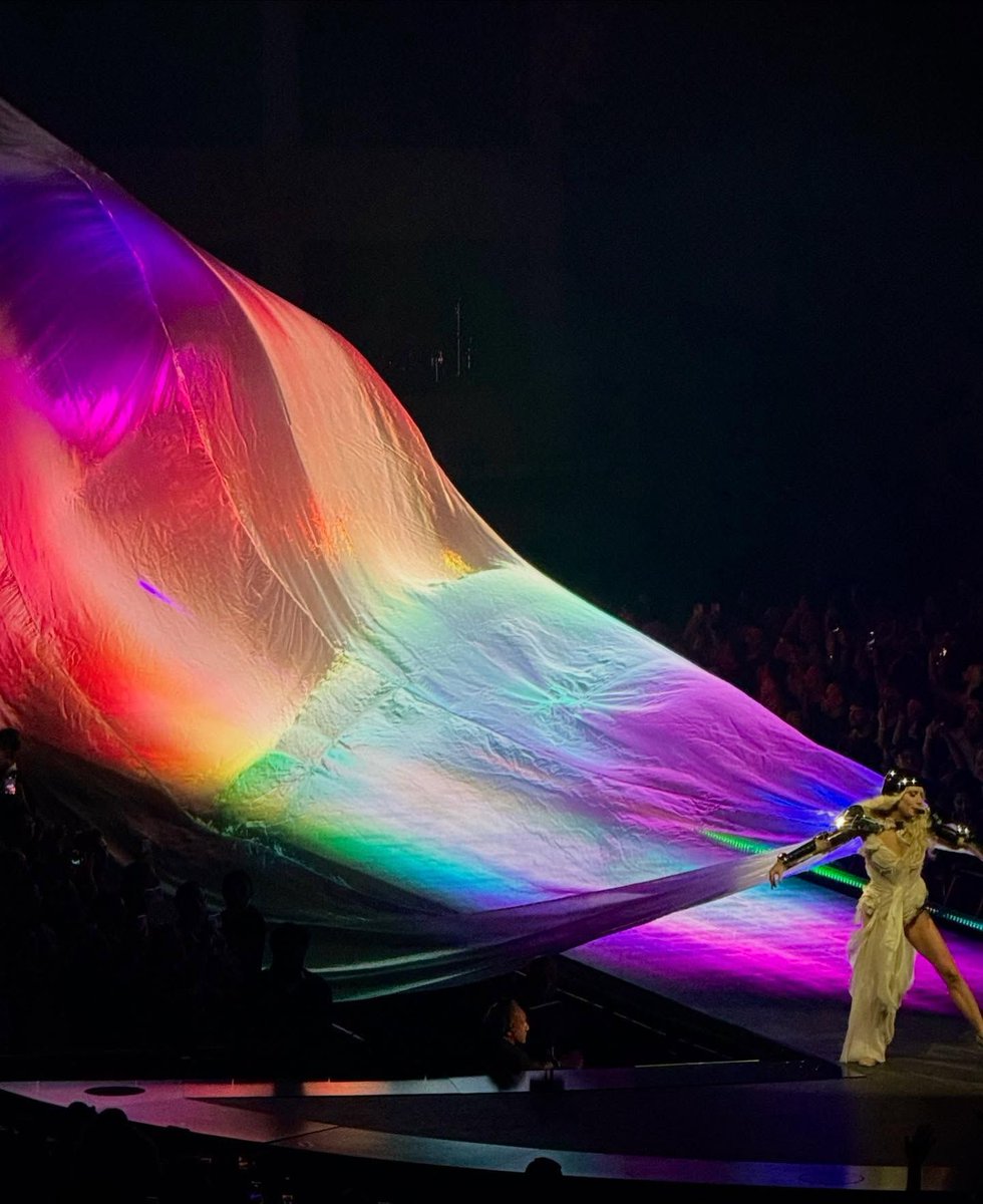 Apparently the photo is fake, it's an edit