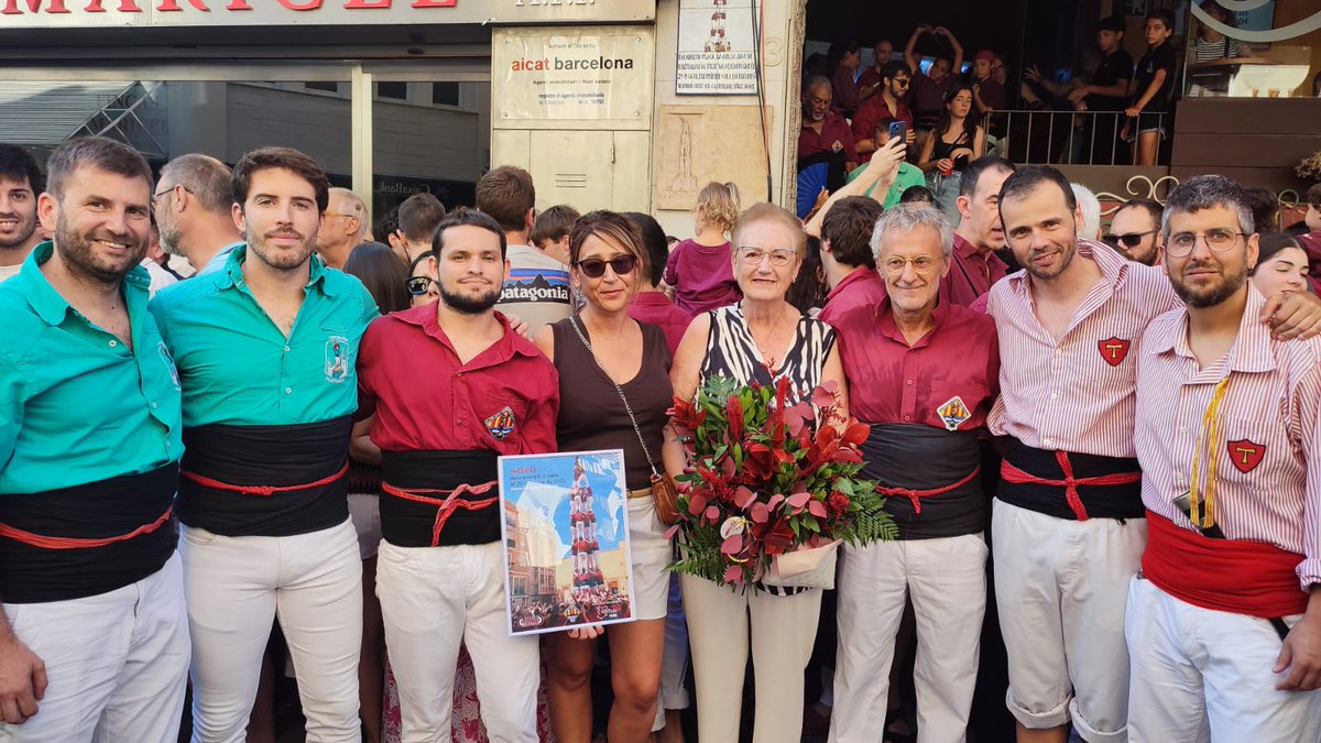 🟥 Dissabte, abans de l'actuació vam recordar i homenatjar al Pepe Rodríguez, amb els caps de colla i els presidents de les tres colles lliurant un ram de flors i una imatge del primer 4de8 del 2025 a la seva germana Mari Tere i la seva neboda Susanna. Sempre en el record.