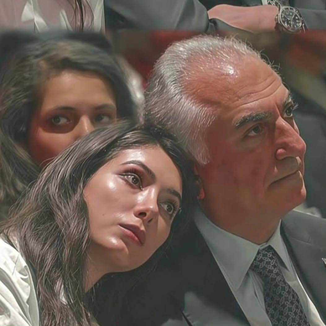 بر شانه‌ات نهادش سر نورِ دیده ما
شد خستگیِ ما در گُل داد قصیده ما

دارد پیامّ روشن بر ما همی به گلشن
سر زد به مامِ میهن گوئی سپیده ما

سرخ رویِ رو‌سیاها گردیده در نگاها
برگشت به چهره شاها رنگِ پریده ما
1/3

#جاویدشاه 👑👑👑
#همکاری_ملی 👏👏👏
#KingRezaPahlavi 
💚
🤍
❤️