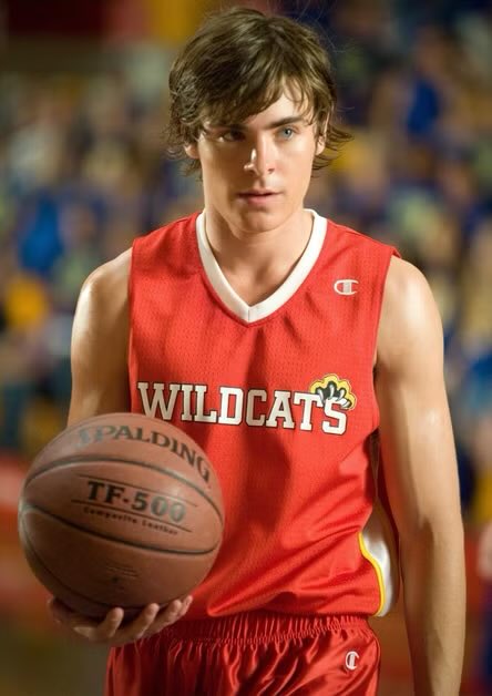 ฮืออออ มีคนคิดว่าในงาน Curtain Call มีคนคอส Slam Dunk มาด้วยหรอ
ฮือออ อันนั้นคือ Troy Bolton จาก High School Musical นะคะทุกคน คุณเลเยอร์เขายังขึ้นมาประกวดคอสกับเดาะลูกบาสโชว์บนเวทีอยู่เลย 
Pls save him 🥹🙏🏻🙏🏻🙏🏻