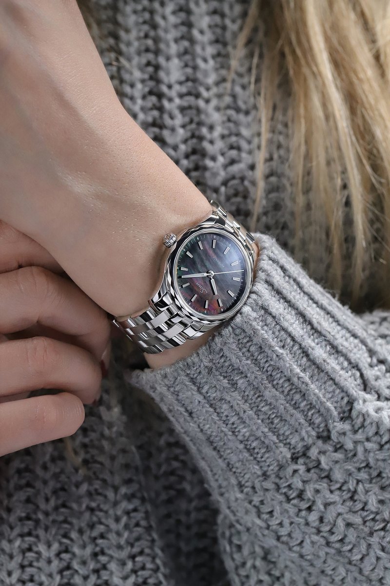 Worn with solid bracelet on a lady's 5.7" wrist, the 534 Mother-of-pearl S with 34 mm case measures 41 mm from lug to lug (12-6 o’clock). Case thickness 9 mm, lug width 18 mm.

Discover the 534 Mother-of-pearl S:
 sinn.de/en/watches/all…