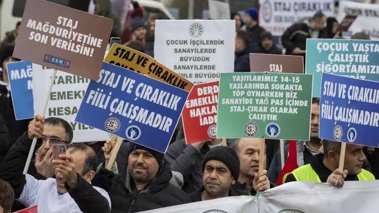 Bu çocuklar ne evcilik oynarken, ne saklambaçta koşarken öldü…
Bu çocuklar “çırak” diye tornaya, “stajyer” diye sanayiye gönderilen, daha çocuk yaşta üretim bandına sokulan gençlerdi.
Ne sosyal güvenceleri vardı, ne de emeklilik hakkı.

☑️Konya’da 17 yaşındaki Ulaş, fabrikanın