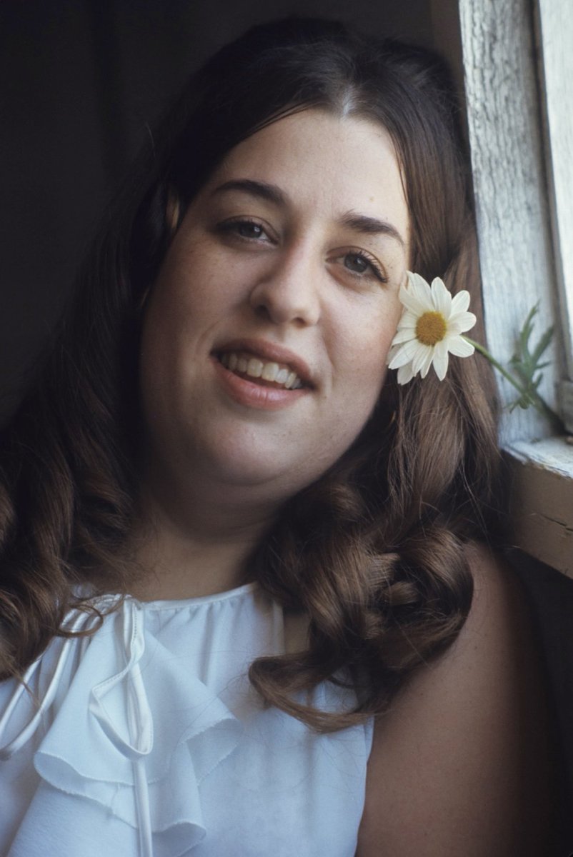 dvesean's tweet image. July 29 1974
London

Mama Cass Elliot 32, formerly of the legendary Mamas &amp;amp; Papas,

Mama Cass d. in her sleep (heart attack) in a London apt owned by Harry Nilsson.

4 yrs later Sept. 7 1978,
Keith Moon, drummer for The Who,
Also 32 yrs old,

Keith Moon would die IN THE SAME APT!