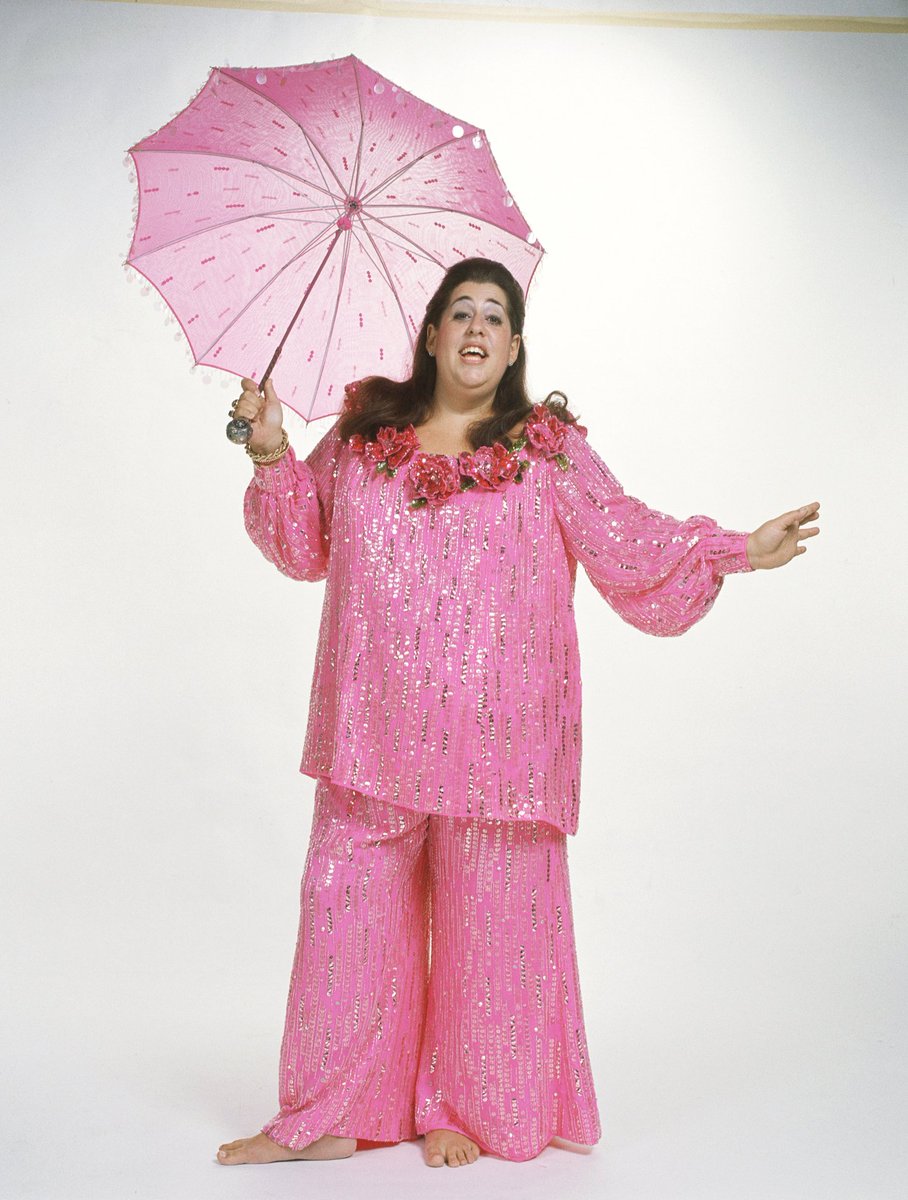 dvesean's tweet image. July 29 1974
London

Mama Cass Elliot 32, formerly of the legendary Mamas &amp;amp; Papas,

Mama Cass d. in her sleep (heart attack) in a London apt owned by Harry Nilsson.

4 yrs later Sept. 7 1978,
Keith Moon, drummer for The Who,
Also 32 yrs old,

Keith Moon would die IN THE SAME APT!