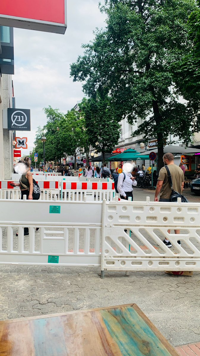 Dass die Berger Straße nichtmal dann temporär autofrei ist, wenn der halbe Fußweg auf der Einkaufsstraße unpassierbar ist, zeigt eindrücklich die Unfähigkeit (Ignoranz?) des OBR! #Frankfurt #Verkehr #Mobility