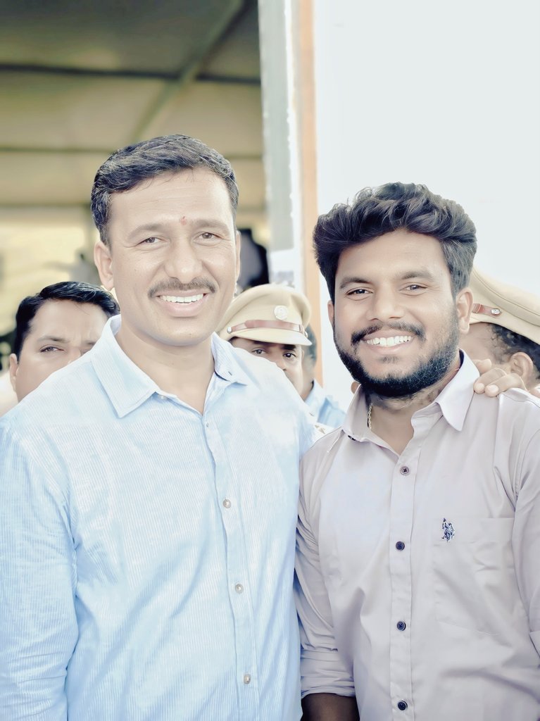 NAVEEN RATHOD (@naveenrathodinc) on Twitter photo ప్రగతి పథంలో సింగరేణిని నడిపిస్తున్న
సిఎండి శ్రీ బలరాం నాయక్ గారికి హృదయపూర్వక జన్మదిన శుభాకాంక్షలు..💐
<a href="/balaram_irs/">N.Balaram IRS</a>
#HappyBirthdayBalaramNaik
#Singareni
<a href="/PRO_SCCL/">Singareni Public Relations</a>
<a href="/Bhatti_Mallu/">Bhatti Vikramarka Mallu</a>
<a href="/TelanganaCMO/">Telangana CMO</a>
#NaveenRathod
#Telangana ప్రగతి పథంలో సింగరేణిని నడిపిస్తున్న
సిఎండి శ్రీ బలరాం నాయక్ గారికి హృదయపూర్వక జన్మదిన శుభాకాంక్షలు..💐
<a href="/balaram_irs/">N.Balaram IRS</a>
#HappyBirthdayBalaramNaik
#Singareni
<a href="/PRO_SCCL/">Singareni Public Relations</a>
<a href="/Bhatti_Mallu/">Bhatti Vikramarka Mallu</a>
<a href="/TelanganaCMO/">Telangana CMO</a>
#NaveenRathod
#Telangana