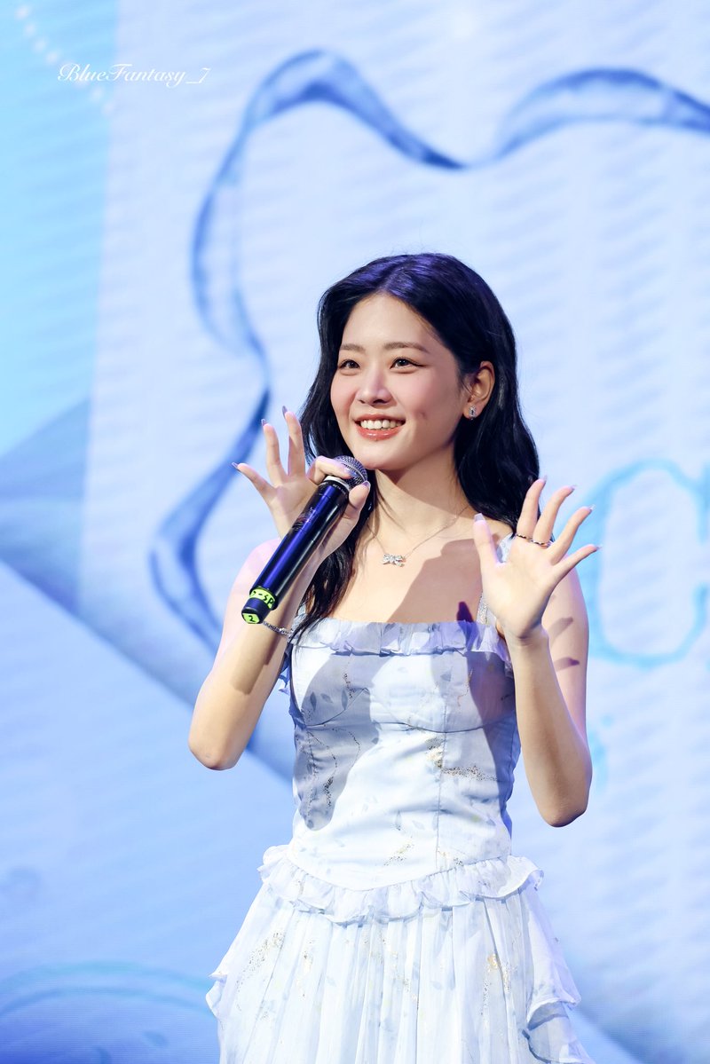BlueFantasy_7's tweet image. 250727 WUHAN
🤗😲😗😝
@chungsubin47
#ChungSubin #정수빈
#ChungSubinFirstFanMeet
#정수빈_우한_첫팬미팅