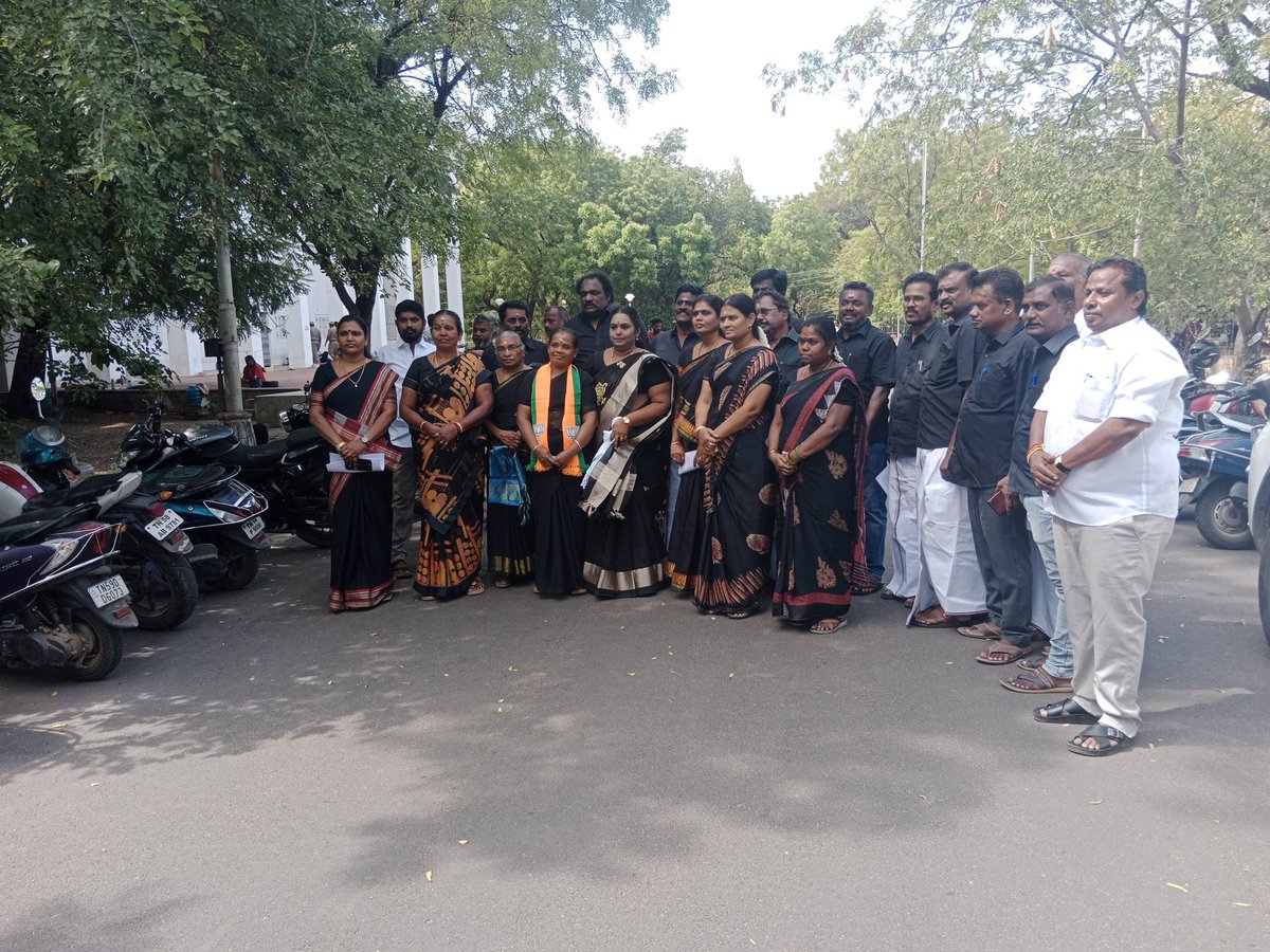 மதுரை மாநகராட்சி சொத்து வரி ஊழலில் ஈடுபட்ட நபர்கள் மீது நடவடிக்கை எடுக்கக் கோரி, அஇஅதிமுக- பாஜக கூட்டணி கவுன்சிலர்கள் இன்று கருப்பு சட்டை அணிந்து மாமன்றக் கூட்டத்தில் பங்கேற்று, முழக்கம் எழுப்பினர்.

#மக்களைக்_காப்போம்
#தமிழகத்தை_மீட்போம்
#ByeByeStalin