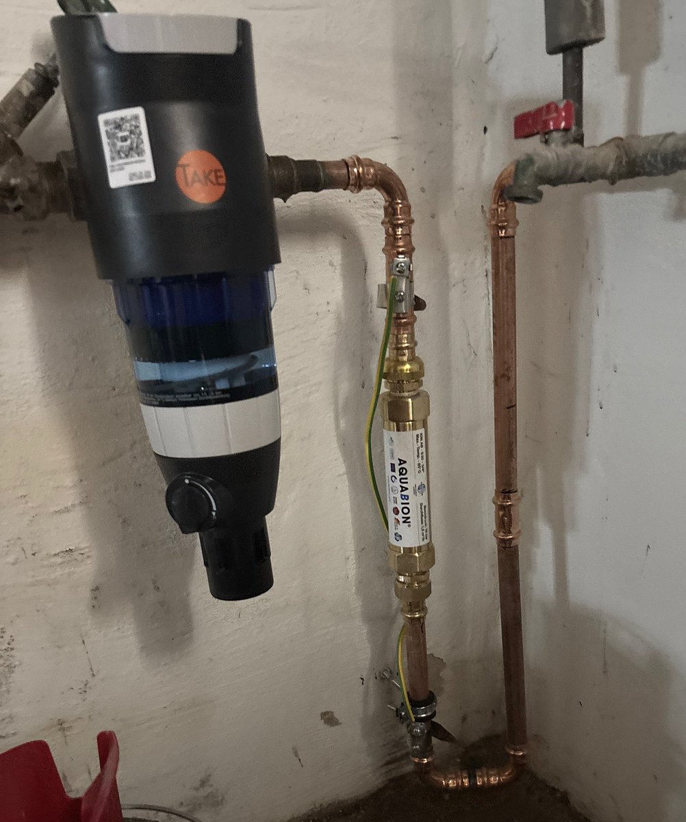 Guten Morgen allerseits.

Die erste #AQUABION-Installation des Tages in Deutschland ist bereits abgeschlossen.

Schöne Kombination aus einem 100-my-Filter (DIN 1988) und einem #AQUABION S20 3/4".

Dies ist eine typische Installation in Deutschland für ein Einfamilienhaus. Kein
