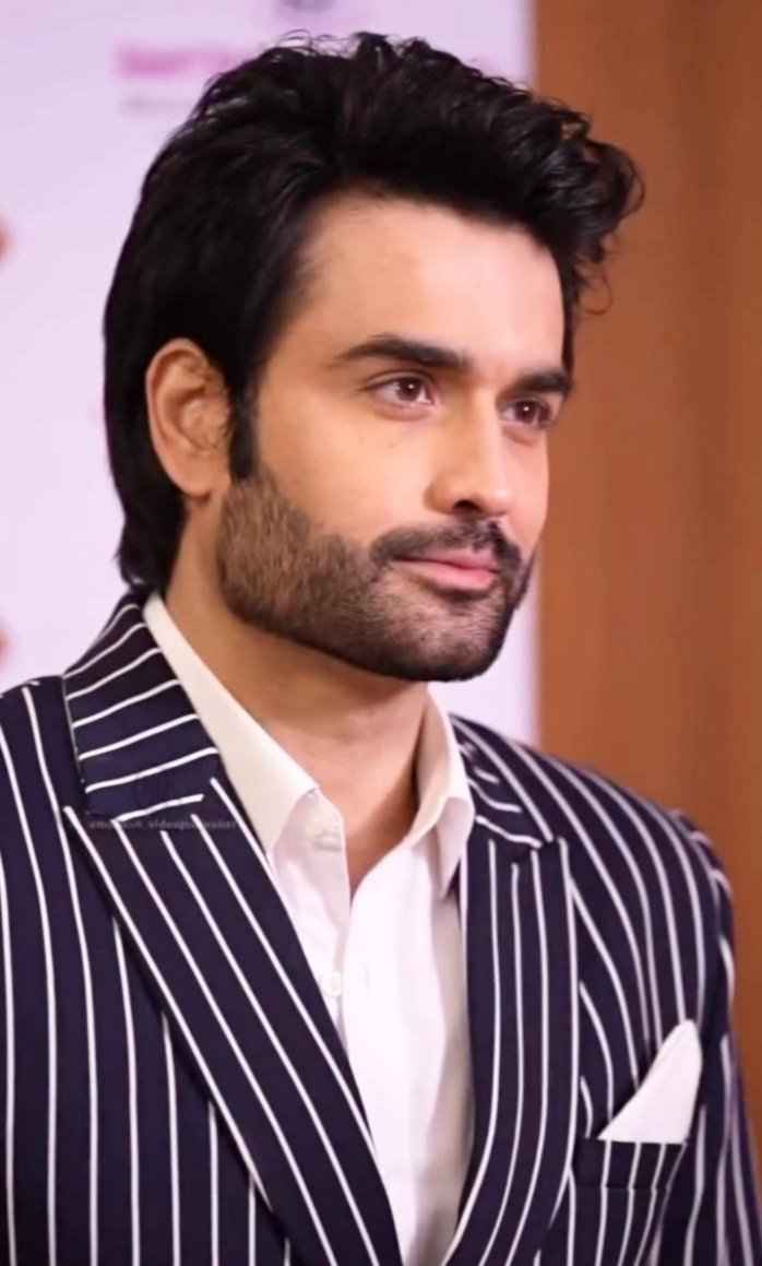 People try to pull you down when they can't be you or be where you are ! 🤍🩶🖤

#VivianDsena #VDians