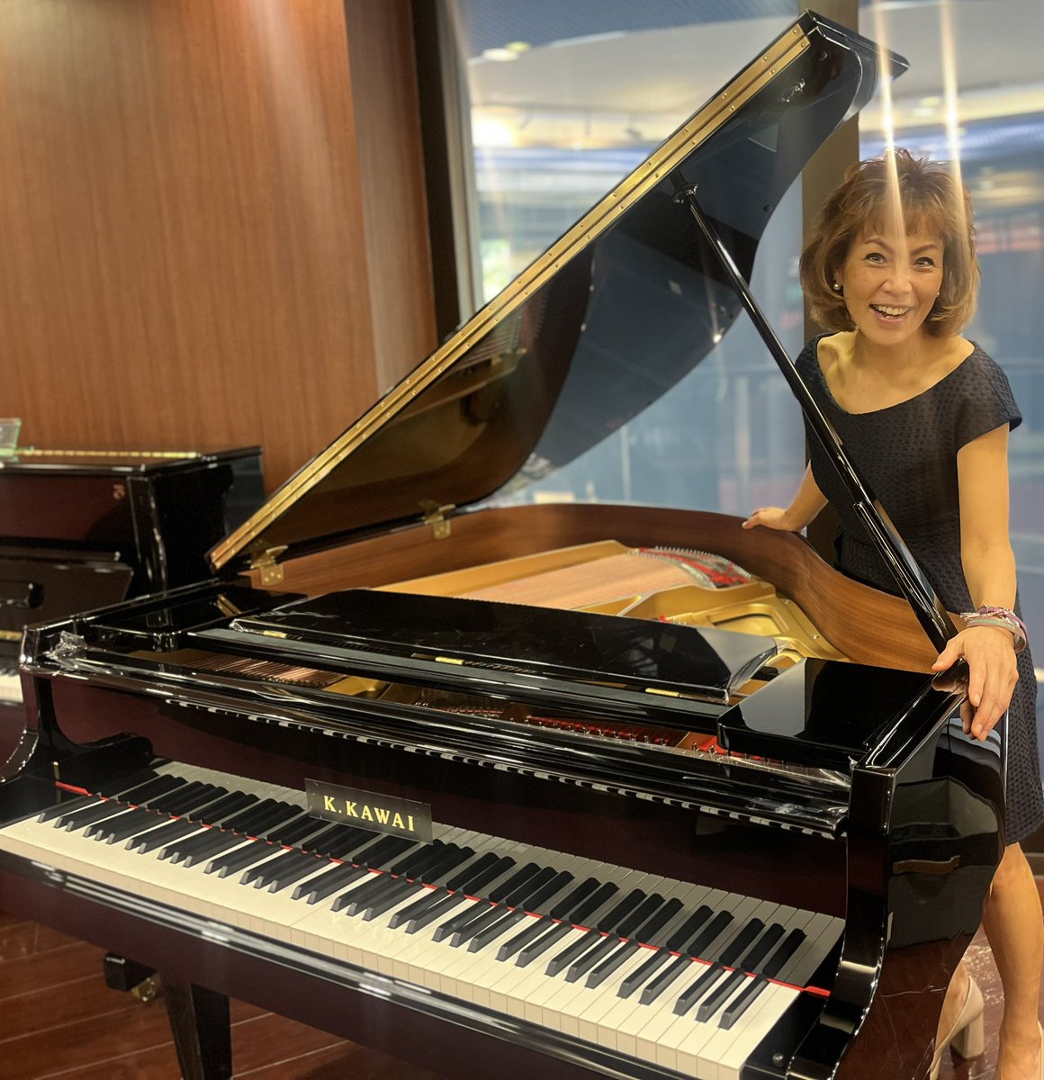 Kira Oda 油彩画 女性とピアノ Kira Oda 油彩画 女性とピアノ