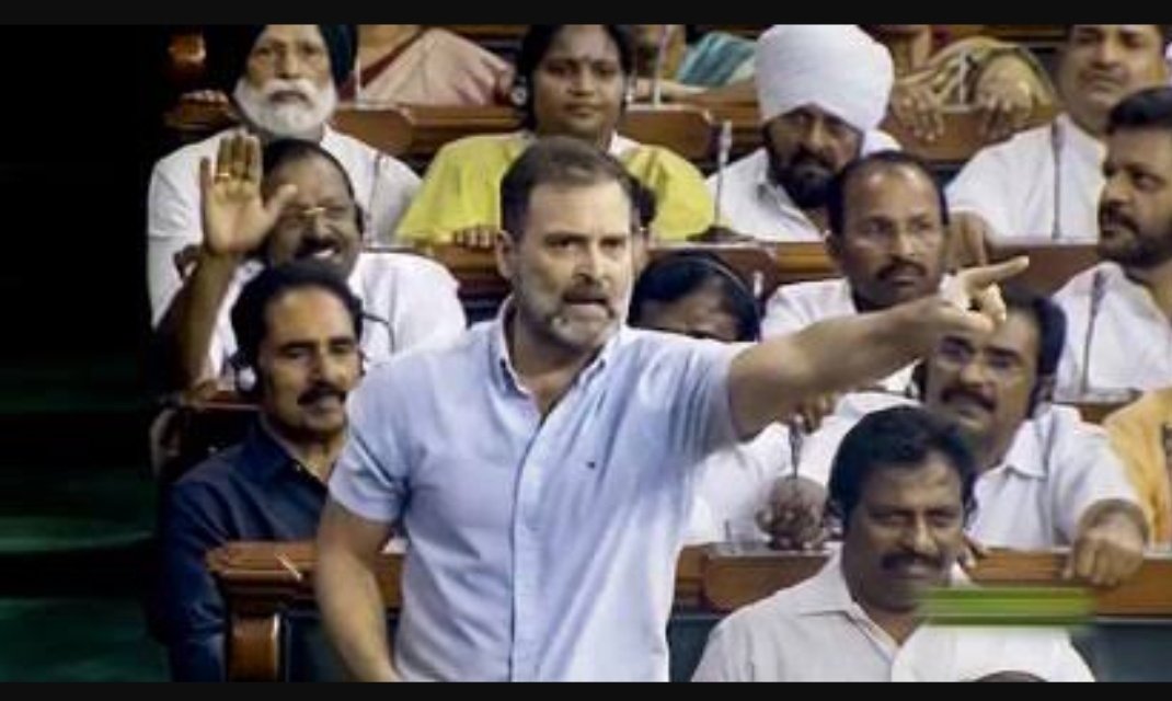 सत्ता के सिंहासन पर जो बैठे हैं, वे अक्सर यह मानने लगते हैं कि उनका पताका ही सत्य का झंडा है। 

 जितने ज़्यादा धर्म, राष्ट्र, परिवार के नाम पर झंडे लहराए गए हैं.सबसे ज़्यादा खून उन्हीं कपड़ों पर लगे हैं।

●●

भाजपा संसद में कहती है “युद्ध के समय सवाल मत पूछो। ” लेकिन जिस