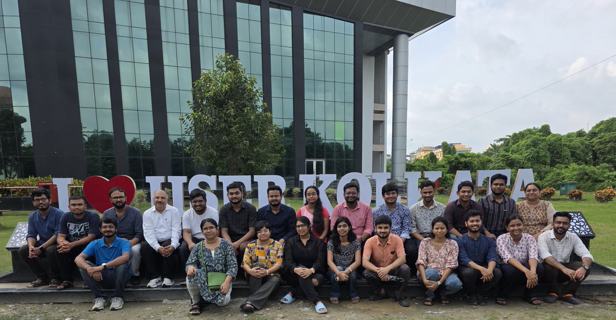 iiserkol's tweet image. PMRF Scholars with the Director of the Institute.

@EduMinOfIndia @PTI_News @PIB_India 
@skkhare781 
@priyank_june