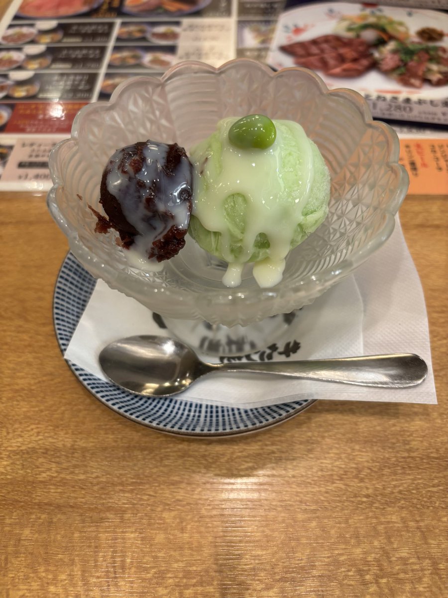 onezamo's tweet image. 昼に牛タン食べたんですが、食後ふとメニュー内の「ずんだアイス(100円)」に目がいってしまい(今日暑いからね、仕方がないね)と自分に言い聞かせて注文しました
美味しかったのだ