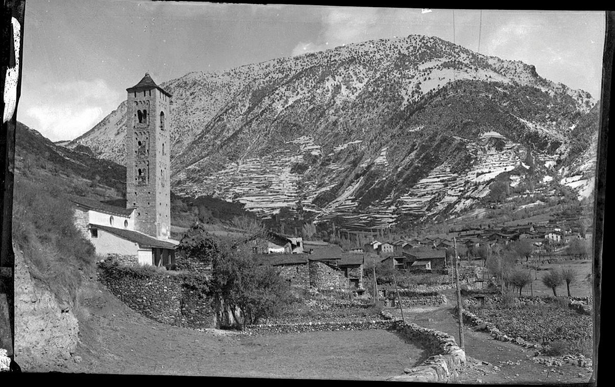 (Juliol) = Dia 29 (dimecres)

Havíem decidit anar a la Maçana. Però plovia i la por d’emprendre la pujada ens ha empès a l’auto de les Escaldes, per no mullar-nos; després ha sortit el sol i, com que l’auto arribava a Encamp i no hi va cada dia, ens hi hem deturat. Ai, Encamp!