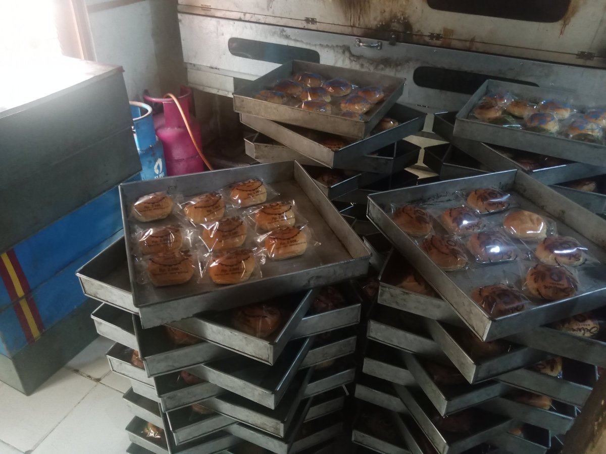 Ini pak <a href="/prabowo/">Prabowo Subianto</a> ada Roti nganggur udah 10 jam...
Tolong sita pak dengan uang Rp.1000.000 kalau bisa Rp.100.000.000,,