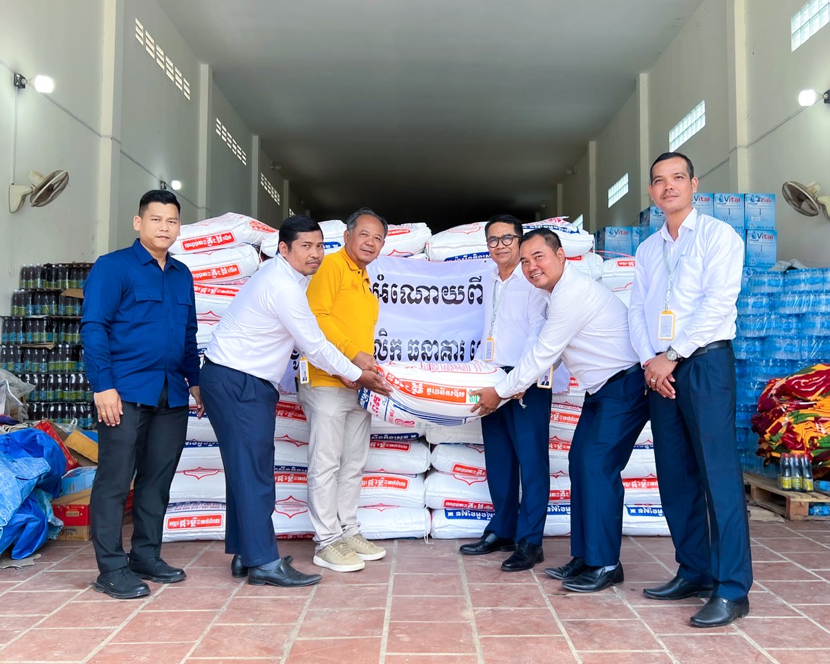 kbprasac_bank's tweet image. Mr. Thay Socheat, Regional Manager, the Representative of KB PRASAC Bank&apos;s management and employees delivered rice to Banteay Meanchey Provincial Administration for refugee relief in the morning of 29 July 2025.

#KBPRASACBank