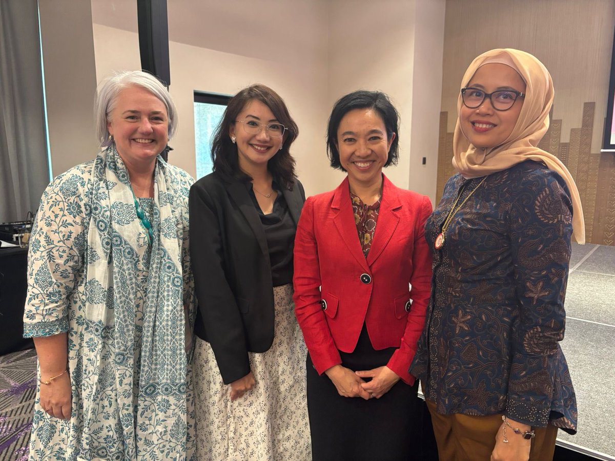 AusASEANEAS's tweet photo. Through our strong networks of diplomats and women peacebuilders we can work together to shape the region we want - peaceful, stable and prosperous. Australia was honoured to support the 2025 Southeast Asian Women Ambassadors’ Forum on Peace held in KL #WPS #conflictprevention https://t.co/WqDxnOH2EH