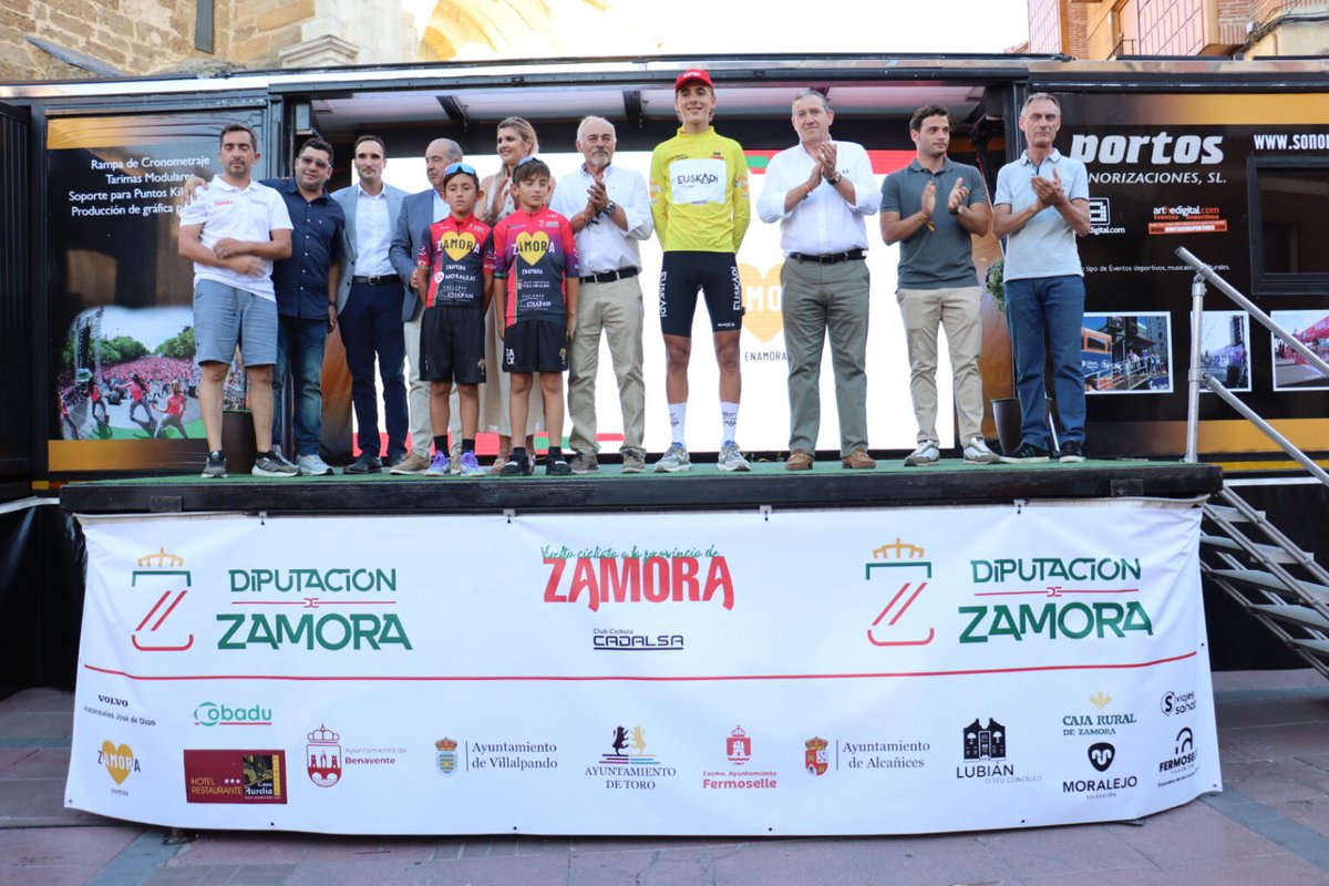 Julian Palomar Sanz (@palomarjulian) on Twitter photo #VueltaProvinciaZamora25
<a href="/CCCadalsa/">Vuelta Ciclista a la Provincia de Zamora</a>
Etapa 2: Villalpando /16h/ – Toro/19:15h-19:30h/; 149,7 kilómetros (martes, 29 de julio)
● Gari Ugarte gana la CRI de Benavente y se viste de líder de la Vuelta Ciclista a Zamora <a href="/FundaCiclisEusk/">Euskadi Fundazioa</a> <a href="/Fund_Benicadell/">Fundación Benicadell</a> share.google/f8u4sdDxNc98z0… #VueltaProvinciaZamora25
<a href="/CCCadalsa/">Vuelta Ciclista a la Provincia de Zamora</a>
Etapa 2: Villalpando /16h/ – Toro/19:15h-19:30h/; 149,7 kilómetros (martes, 29 de julio)
● Gari Ugarte gana la CRI de Benavente y se viste de líder de la Vuelta Ciclista a Zamora <a href="/FundaCiclisEusk/">Euskadi Fundazioa</a> <a href="/Fund_Benicadell/">Fundación Benicadell</a> share.google/f8u4sdDxNc98z0…