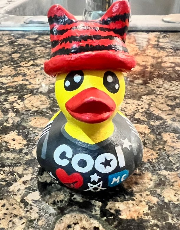 Elralie's tweet photo. I’m so glad I got to meet you today @Michael5SOS! I loved talking to you and I seriously appreciate how supportive you were of my art! I’m so happy you loved the rubber duck :D Next time I see you you gotta sign one of my own rubber ducks so I can add it to my collection! https://t.co/7DDvDjwnWU