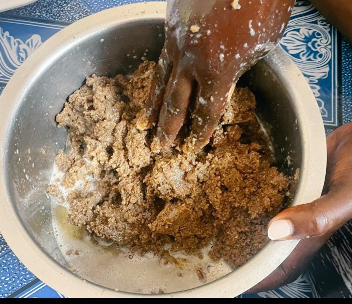 CarmieNessa's tweet image. From the simsim(white gold) the grows on our fertile soils, a delicacy called "Lakorokoro" is made. Come visit Northern Uganda and not only learn  how this is made but also enjoy it with us😊
#exploreNorthernUg
#Uniquefoods
#IAmmyCulture