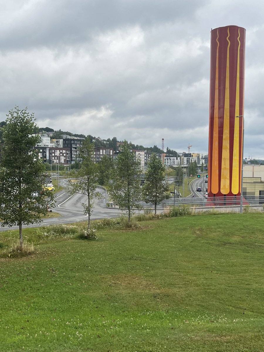 Hyvä huomenta😀

ihana tuuli ja yöllä on hiukan satanutkin. Ilman kosteus on kyllä korkea.