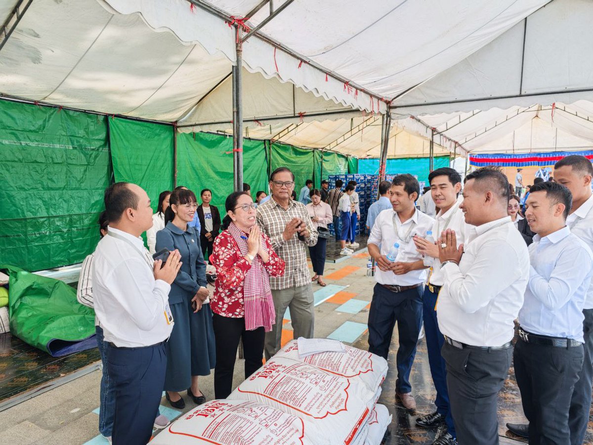 kbprasac_bank's tweet image. On this morning of July 29th, 2025, KB PRASAC Bank&apos;s management and employees have participated in helping Cambodian refugees by providing rice through the Battambang Provincial Administration.

#KBPRASACBank