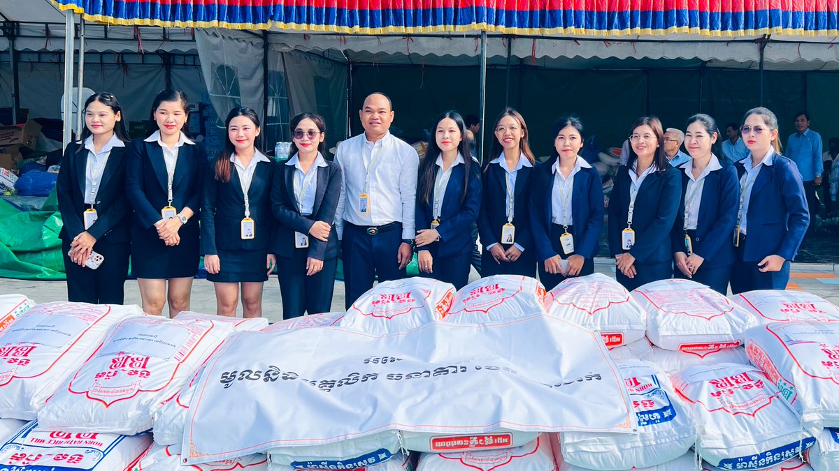 kbprasac_bank's tweet image. On this morning of July 29th, 2025, KB PRASAC Bank&apos;s management and employees have participated in helping Cambodian refugees by providing rice through the Battambang Provincial Administration.

#KBPRASACBank