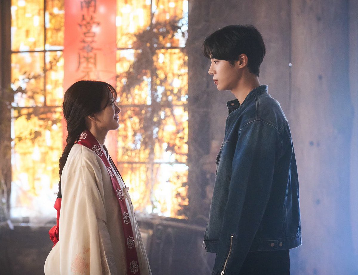 hopefully we aren’t getting a “staring at each other with happy tears where they confess to each other” kind of ending😭 Give us a glimpse of their life after all this mess is over please!!

#HeadOverHeelsEp12 #HeadOverHeels