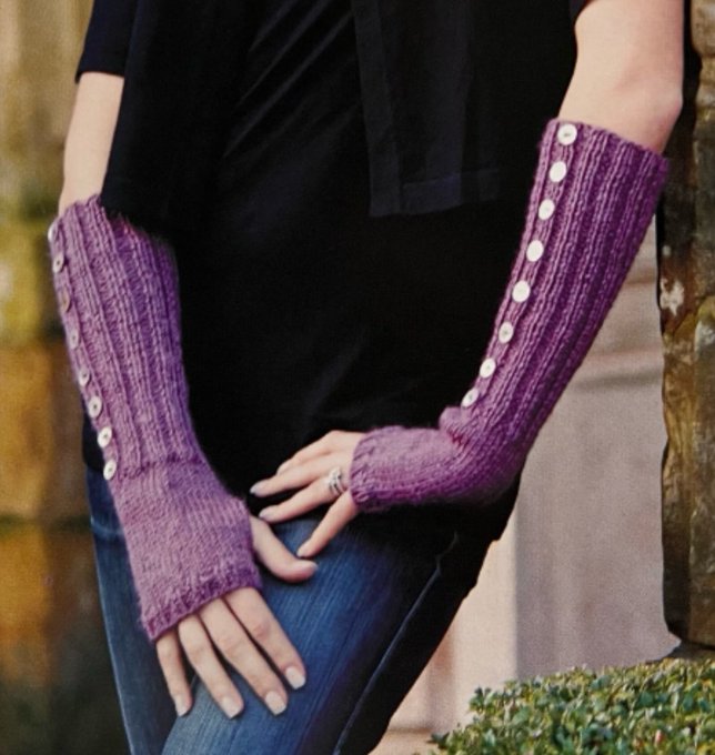 Button Trimmed Long Fingerless Gloves 💜

Keeping your arms and wrists stylishly warm with these lovely knitted accessories, adding a personal touch to any outfit. They're easy to knit as thoughtful gifts 🧶

dwcrochetpatterns.etsy.com/listing/129579…

#MHHSBD #craftbizparty #earlybiz #UKMakers