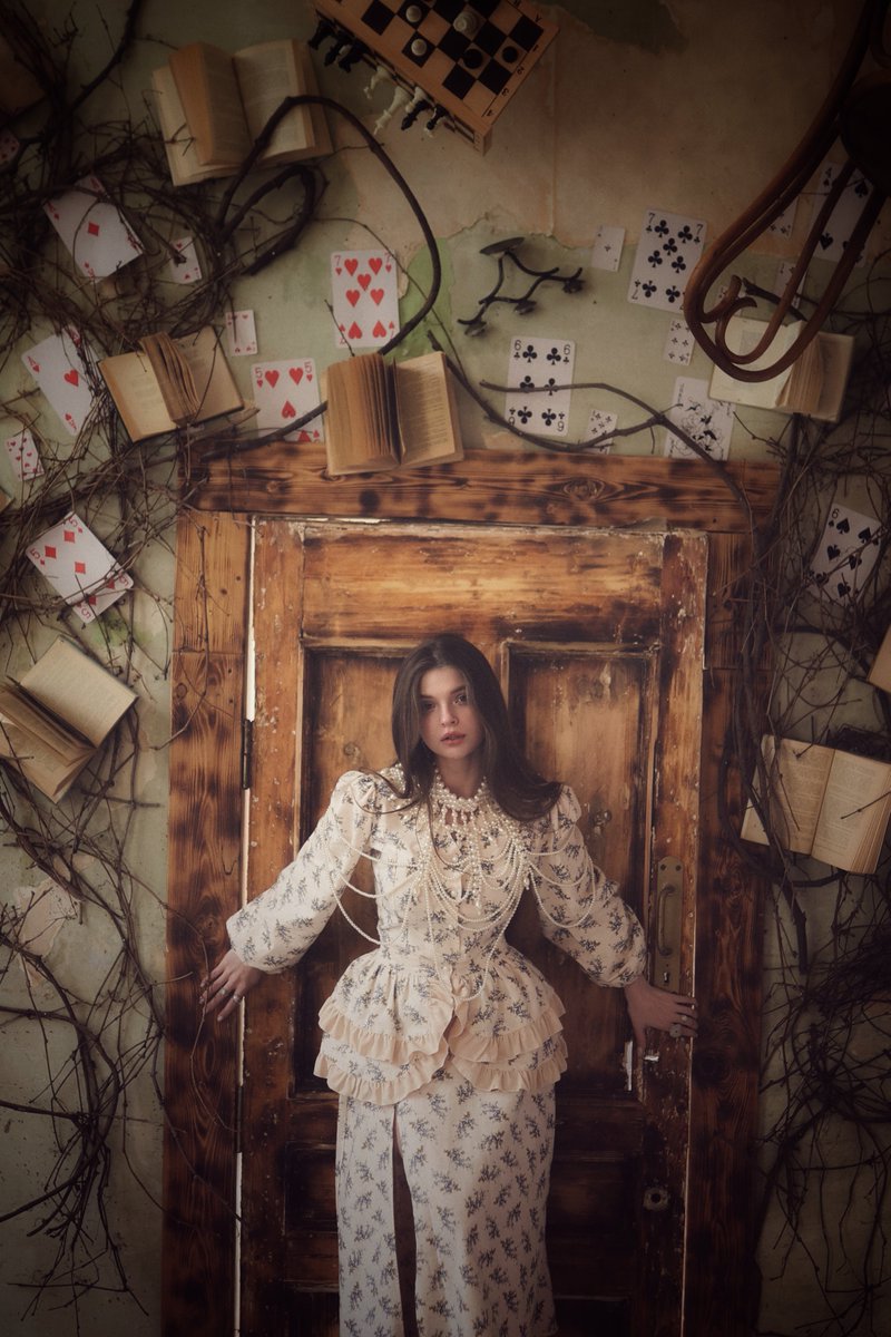 Gm dear 🤎✨

“ Between worlds”

Every time I woke up, I closed behind me a huge door to my world, where my fairy tale took place.

One of the most fabulous photo shoots where I was in the role of Alice in Wonderland, I love fairy tales ♥️

1/1 • 150 tez