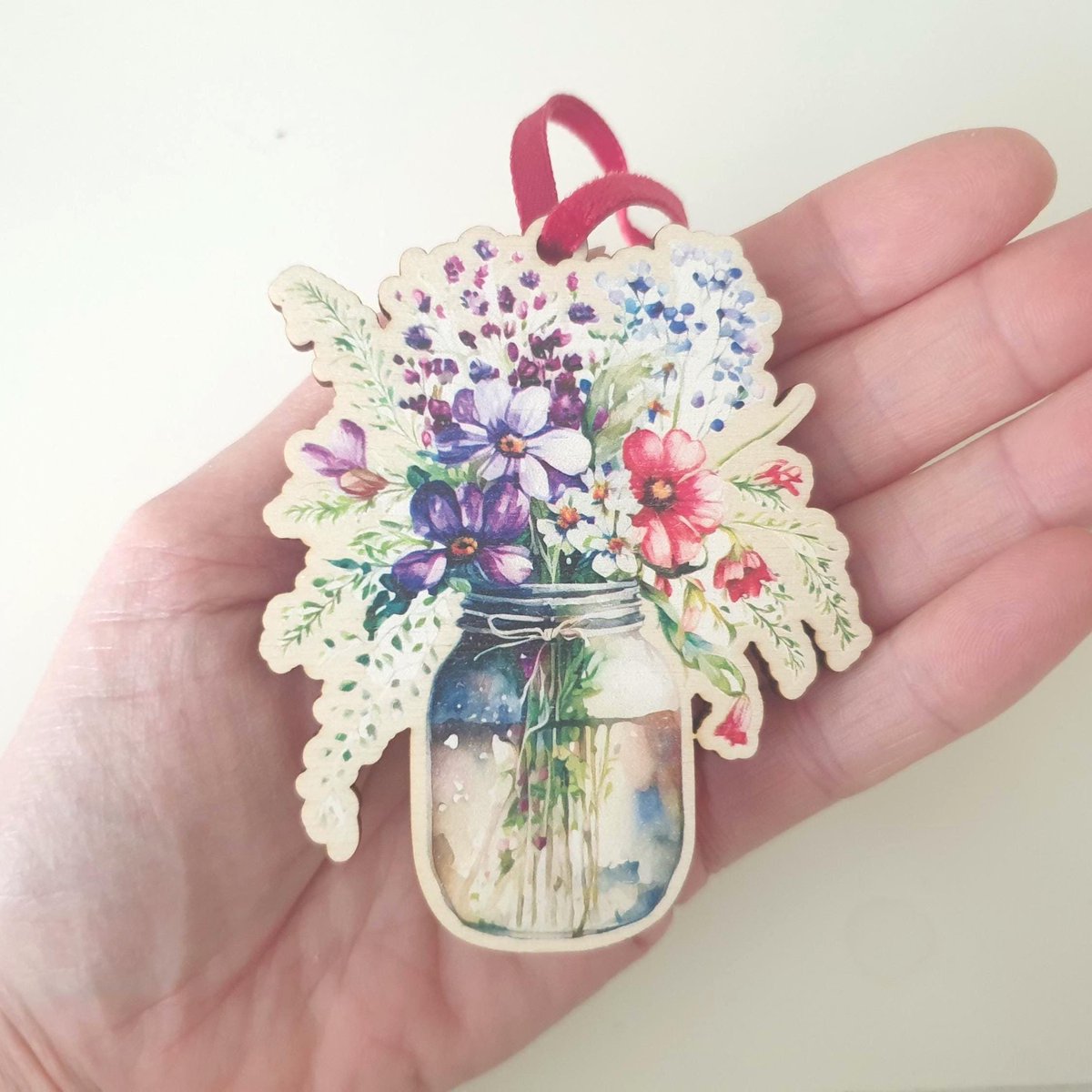 Just 1 of these jar of wooden flowers hanging decorations left - with 25% off! Who fancies it? Here's the link #earlybiz 
sarahbenning.etsy.com/listing/434049…