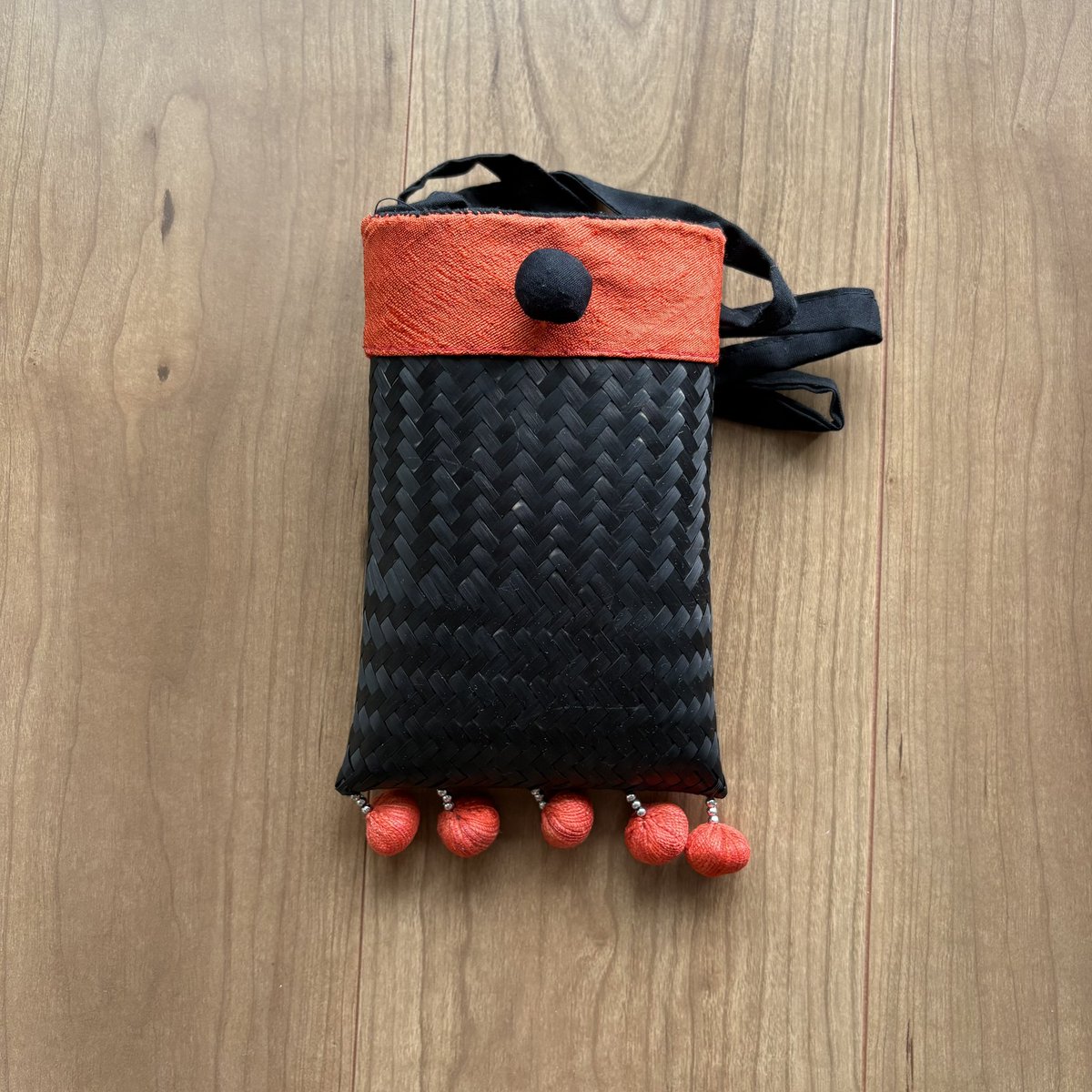 outauni's tweet image. 🍒「Cherry Coke mini」(66)🍒

大体実家で拾ったものを身につけて、父とサントリー美術館（なんか当たったらしい）。

昔のお土産やアクセサリーなど、こつこつ拾い集めては修理して使っている。
実家でこういうものに執着して全部取っておくのは、私だけです😐✨

#cherrycoke #outauni #おおたうに