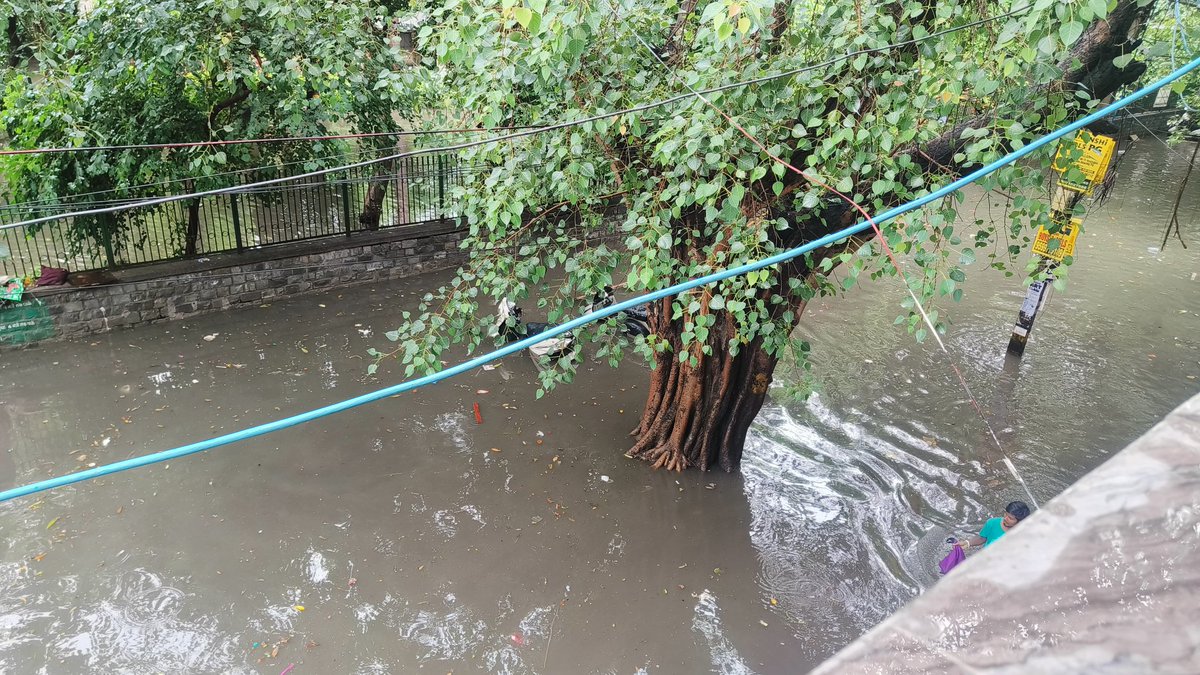 Techtoq's tweet photo. This is what 1.5 hours of rain did to delhi! @BJP4Delhi this is how you claim things have improved 

@MCD_Delhi :  Ye safai k naam pai ye reality hai.... Poor sewage system... no cleaning.....corrupt department https://t.co/4lxtLDkUSz
