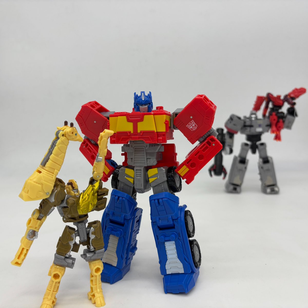 \\ワイルドキング研究レポート！✨//
『みんな、ライトロングだよ！
今回はオプティマスの秘密について教えちゃうよ！
オプティマスの胸の窓ガラス部分は黄色だけど、実は俺とワイルドッキングしたときに、色味が馴染むようになっているんだって！🦒
…ということはメガトロンの赤色は…！