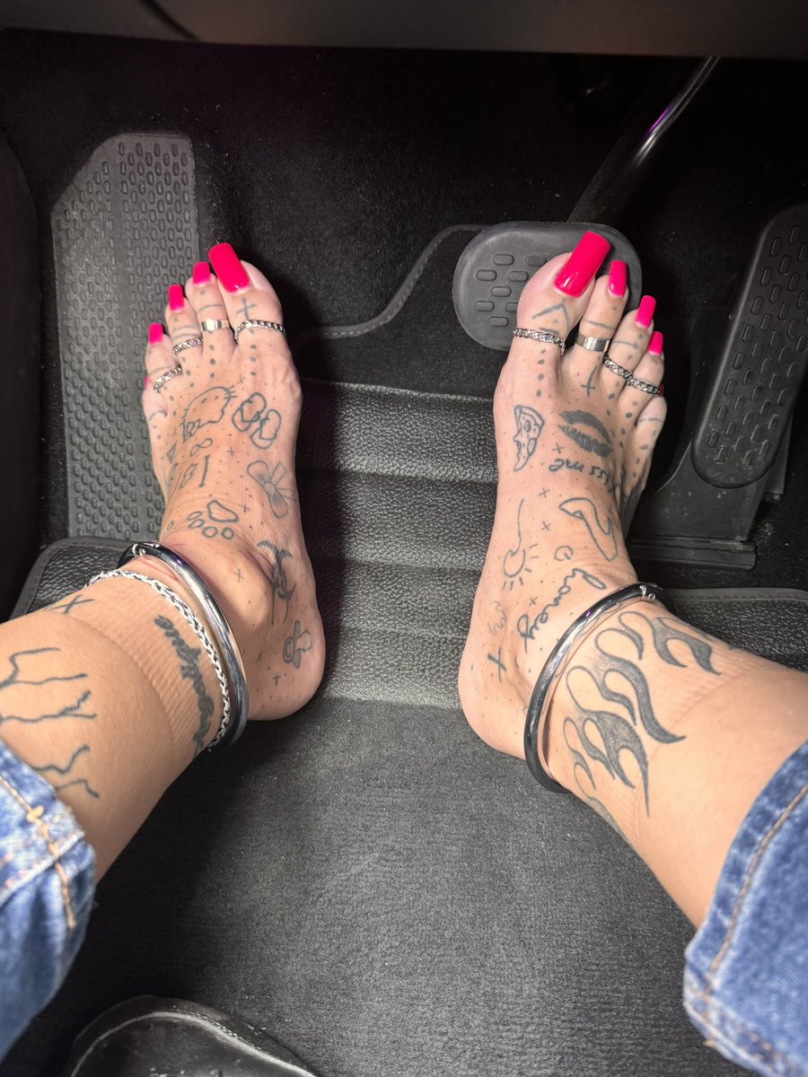 LucyGoddess2000's tweet photo. How do you like the claws of my sissy? https://t.co/BDx16Ayu5Q