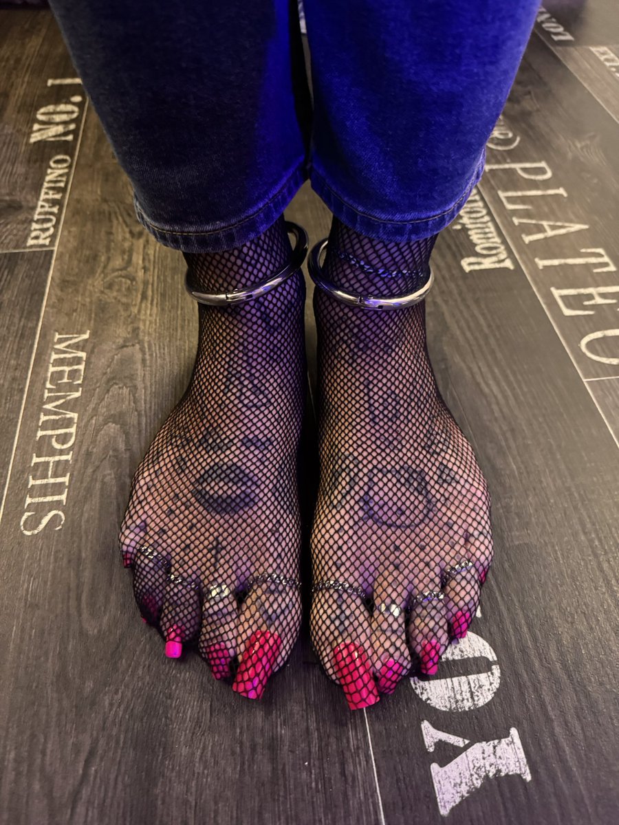 LucyGoddess2000's tweet photo. How do you like the claws of my sissy? https://t.co/BDx16Ayu5Q