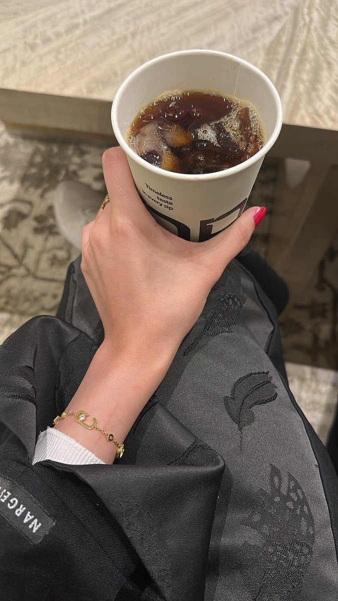 الرزينه فالهوى بين العذاري  
لو يورثها الحـزن تبقى رزينه❤️.