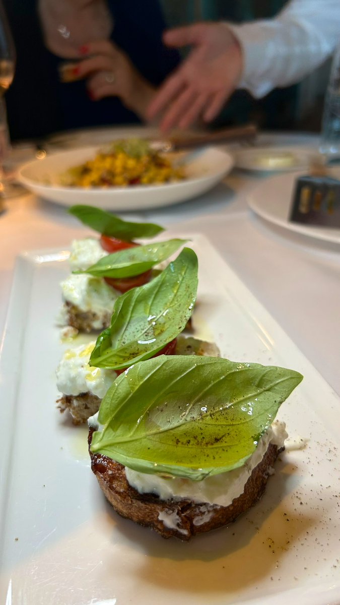 ExpertaViajera's tweet photo. La verdad si quieres probar algo exquisito en @Vegas es muy recomendable el Riviera Signature Tasting Menu parte del festival “Les Precious Moments” del restaurante  LPM en @Cosmopolitan_LV https://t.co/YXzGgwG1sm