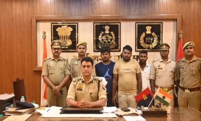 #Kushinagar:पुलिस को बड़ी कामयाबी, 
अन्तर्राज्यीय नकली तंबाकू तस्करी गिरोह का भंडाफोड़!
🚛 कंटेनर ट्रक से बरामद हुई ₹1.25 करोड़ की अवैध सामग्री
🛑 ट्रक बॉडी में बने गुप्त बॉक्स में छिपाकर भेजी जा रही थी बिहार
👮 3 तस्कर गिरफ्तार 
#KushinagarPolice #UPPolice  <a href="/kushinagarpol/">Kushinagar Police</a>