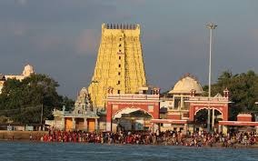 रामेश्वरम मंदिर का निर्माण मुख्य रूप से 12वीं शताब्दी में पांड्य राजाओं द्वारा करवाया गया था, लेकिन इसकी स्थापना का श्रेय भगवान राम को दिया जाता है. पौराणिक कथाओं के अनुसार, भगवान राम ने लंका पर विजय प्राप्त करने के बाद, रावण को मारने के पाप से मुक्त होने के लिए, यहां भगवान शिव