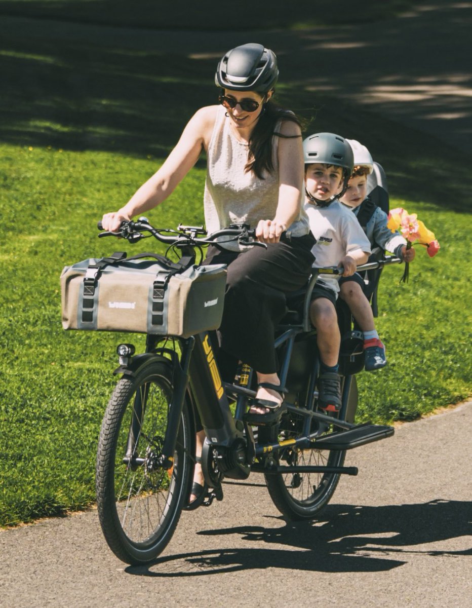 Nada más bonito que una madre con sus hijos en bici. Ojalá más infraestructura segura para ver esto más a menudo ❤️