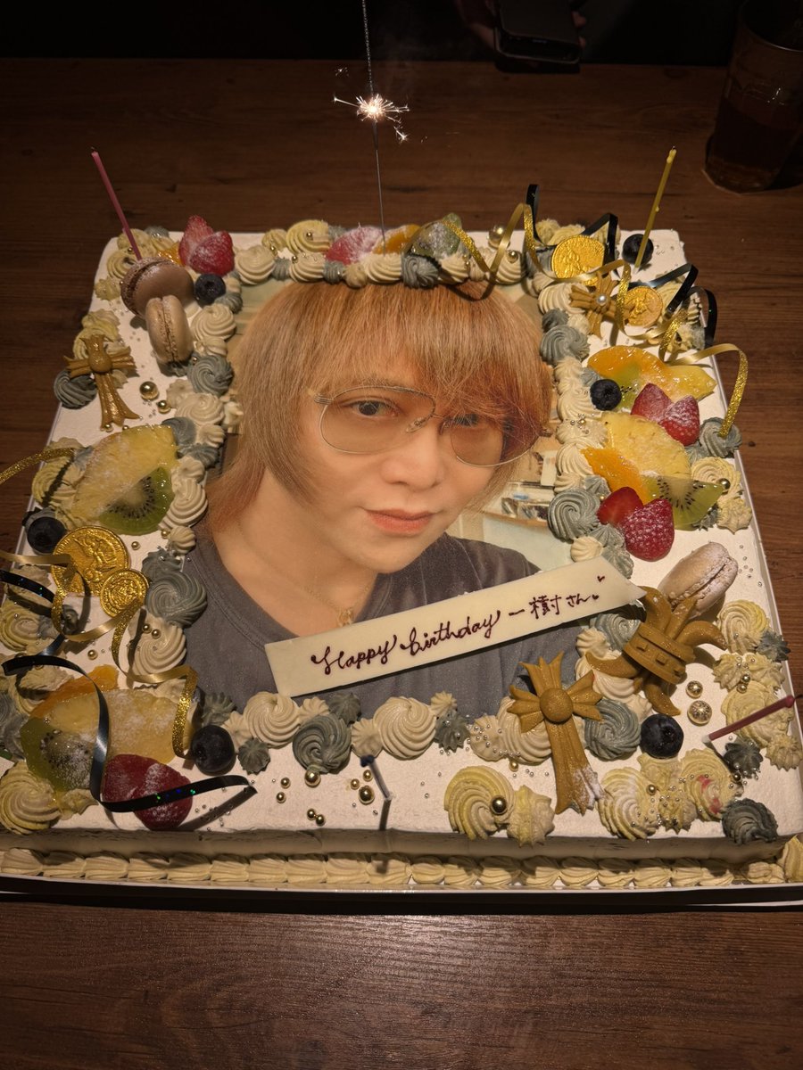 KAZUKI_AIZAWA01's tweet photo. 冬月メンバーから誕生日のお祝いしてもらいました！
プレゼントはクロムハーツでちょうど欲しかった品なのでかなり嬉しかったです。
みんなありがとう✨ https://t.co/OIs5q7JwhG